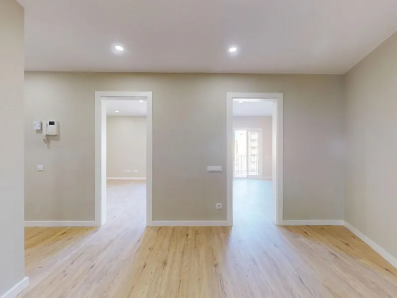 Piso alto con dos orientaciones y balcones en Sants, Barcelona