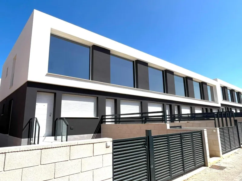 OBRA NUEVA EN GRAN ALACANT. ADOSADOS CON JARDIN Y SOLARIUR PRIVADO DE 27 M2. 2 DORM. 2 BAÑOS. PISCINA COMUNITARIA. MODELO VISION