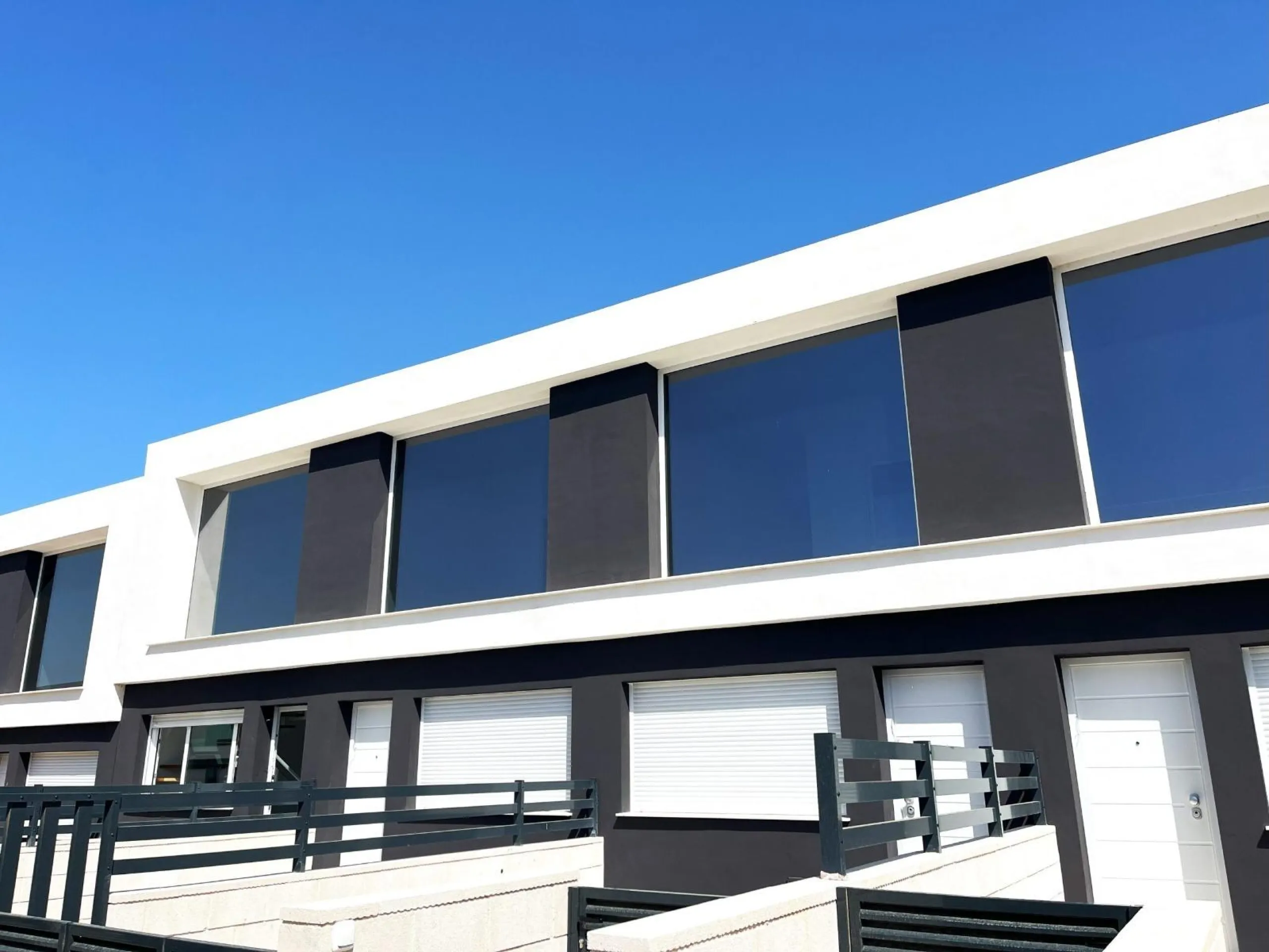 OBRA NUEVA EN GRAN ALACANT. ADOSADOS CON JARDIN Y SOLARIUR PRIVADO DE 27 M2. 2 DORM. 2 BAÑOS. PISCINA COMUNITARIA. MODELO VISION