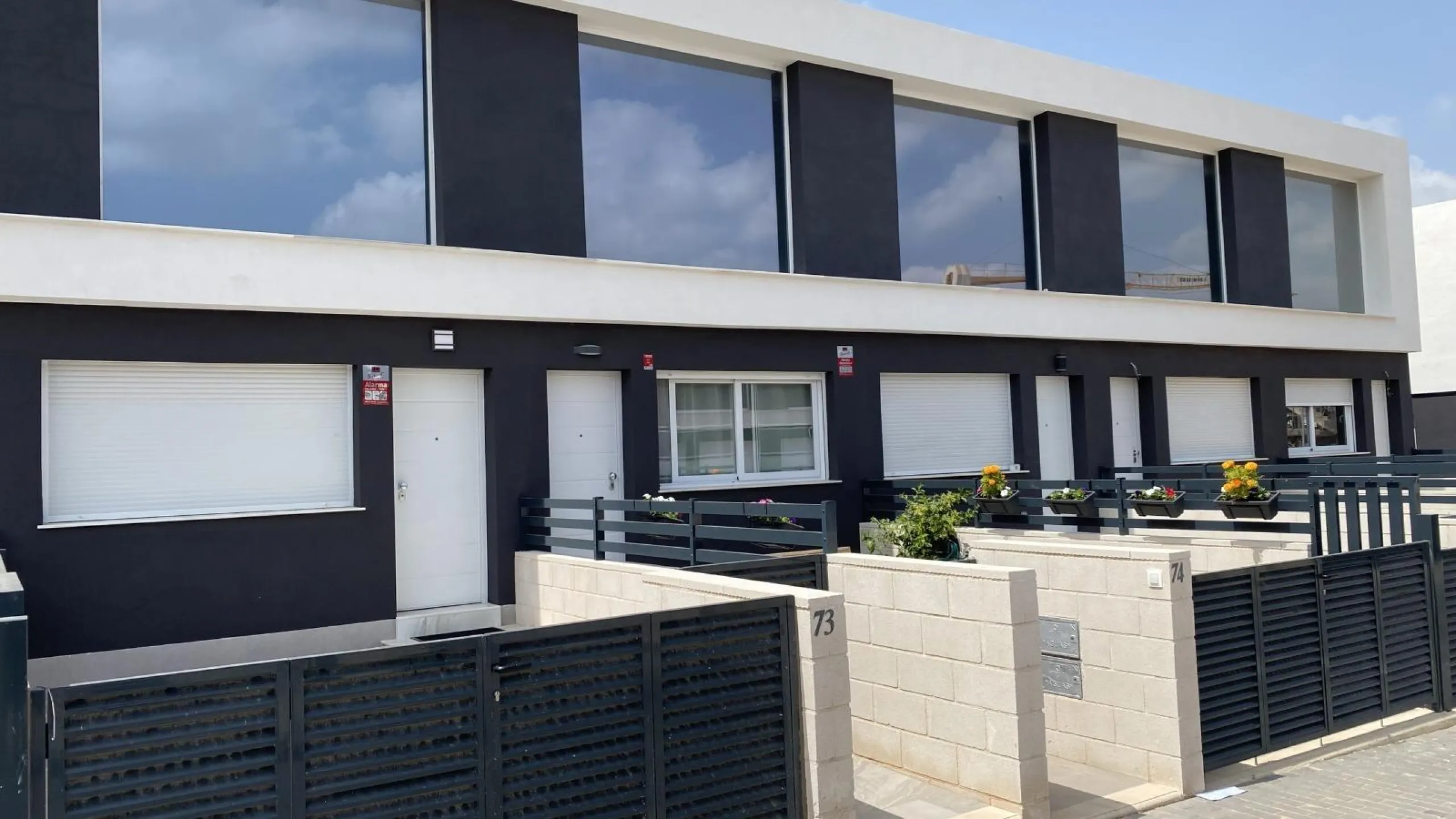 OBRA NUEVA EN GRAN ALACANT. ADOSADOS CON JARDIN Y SOLARIUR PRIVADO DE 27 M2. 2 DORM. 2 BAÑOS. PISCINA COMUNITARIA. MODELO VISION