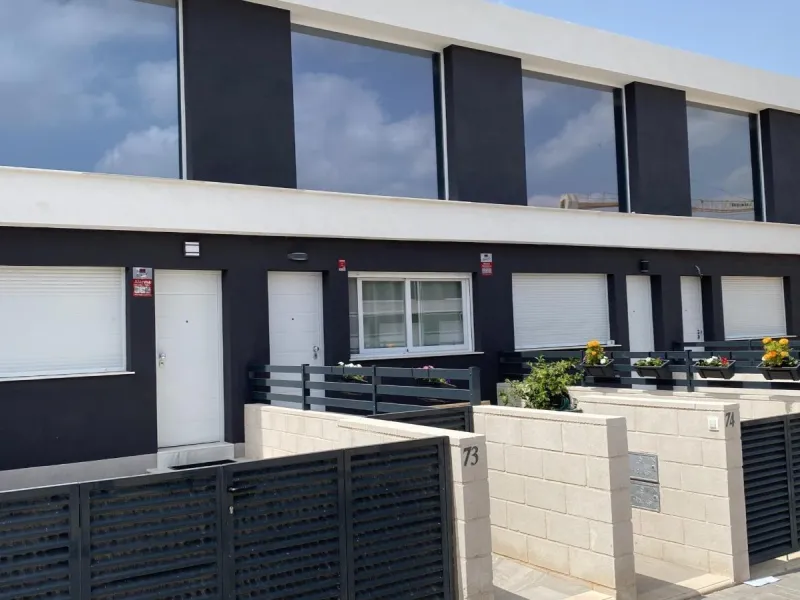 OBRA NUEVA EN GRAN ALACANT. ADOSADOS CON JARDIN Y SOLARIUR PRIVADO DE 27 M2. 2 DORM. 2 BAÑOS. PISCINA COMUNITARIA. MODELO VISION