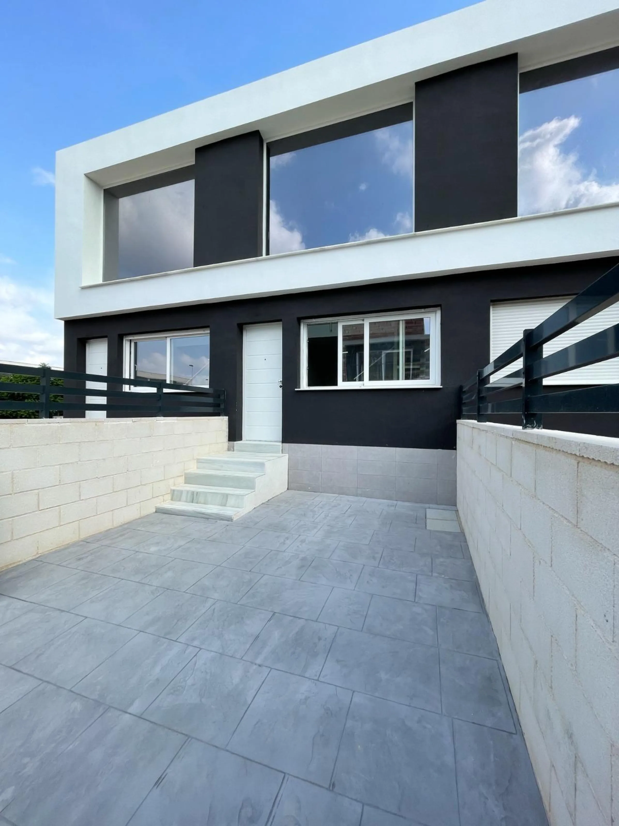 OBRA NUEVA EN GRAN ALACANT. ADOSADOS CON JARDIN Y SOLARIUR PRIVADO DE 27 M2. 2 DORM. 2 BAÑOS. PISCINA COMUNITARIA. MODELO VISION