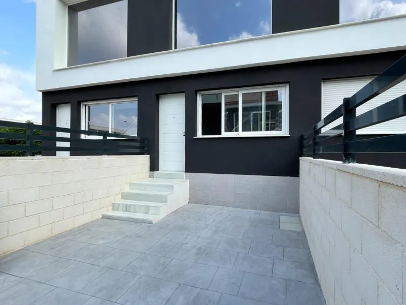 OBRA NUEVA EN GRAN ALACANT. ADOSADOS CON JARDIN Y SOLARIUR PRIVADO DE 27 M2. 2 DORM. 2 BAÑOS. PISCINA COMUNITARIA. MODELO VISION