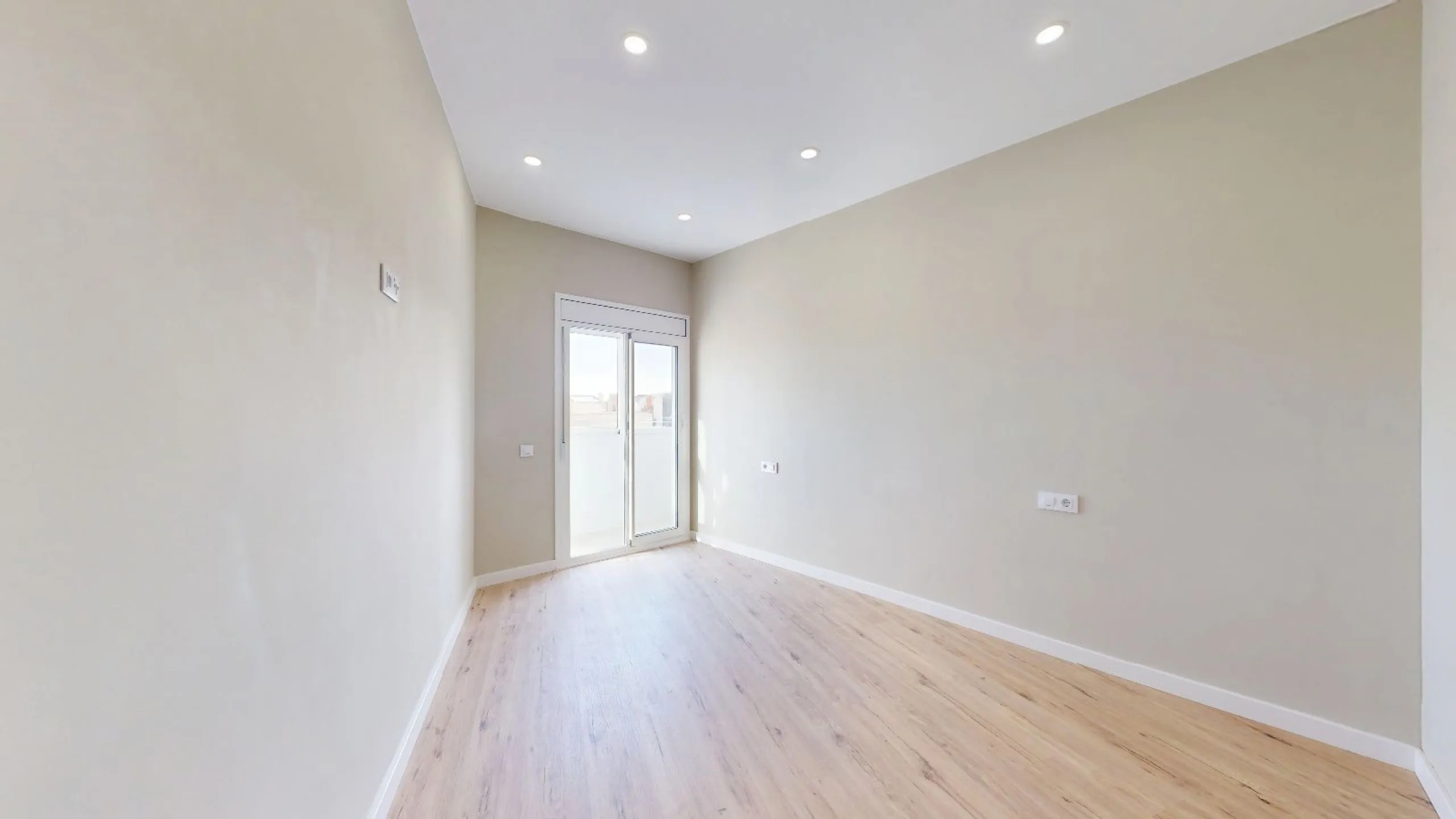 Piso alto con dos orientaciones y balcones en Sants, Barcelona
