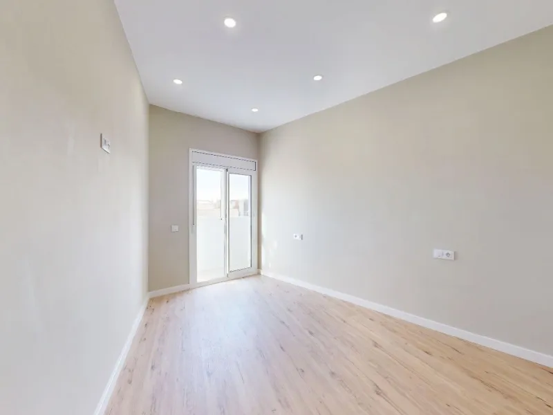 Piso alto con dos orientaciones y balcones en Sants, Barcelona