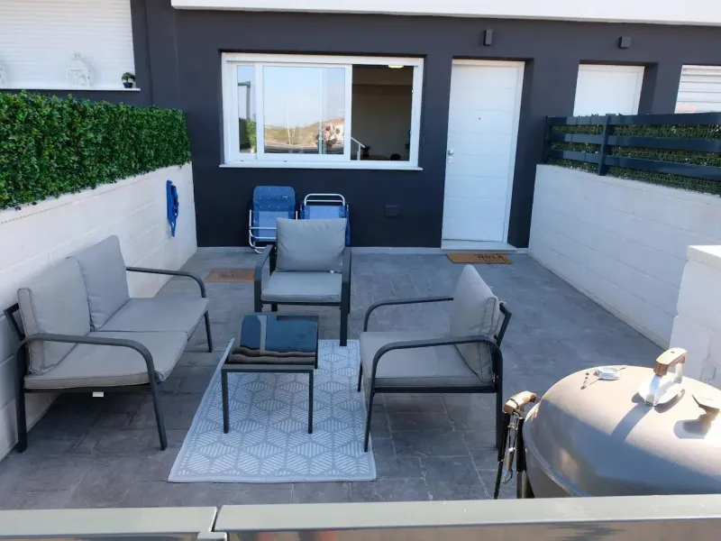 OBRA NUEVA EN GRAN ALACANT. ADOSADOS CON JARDIN Y SOLARIUR PRIVADO DE 27 M2. 2 DORM. 2 BAÑOS. PISCINA COMUNITARIA. MODELO VISION
