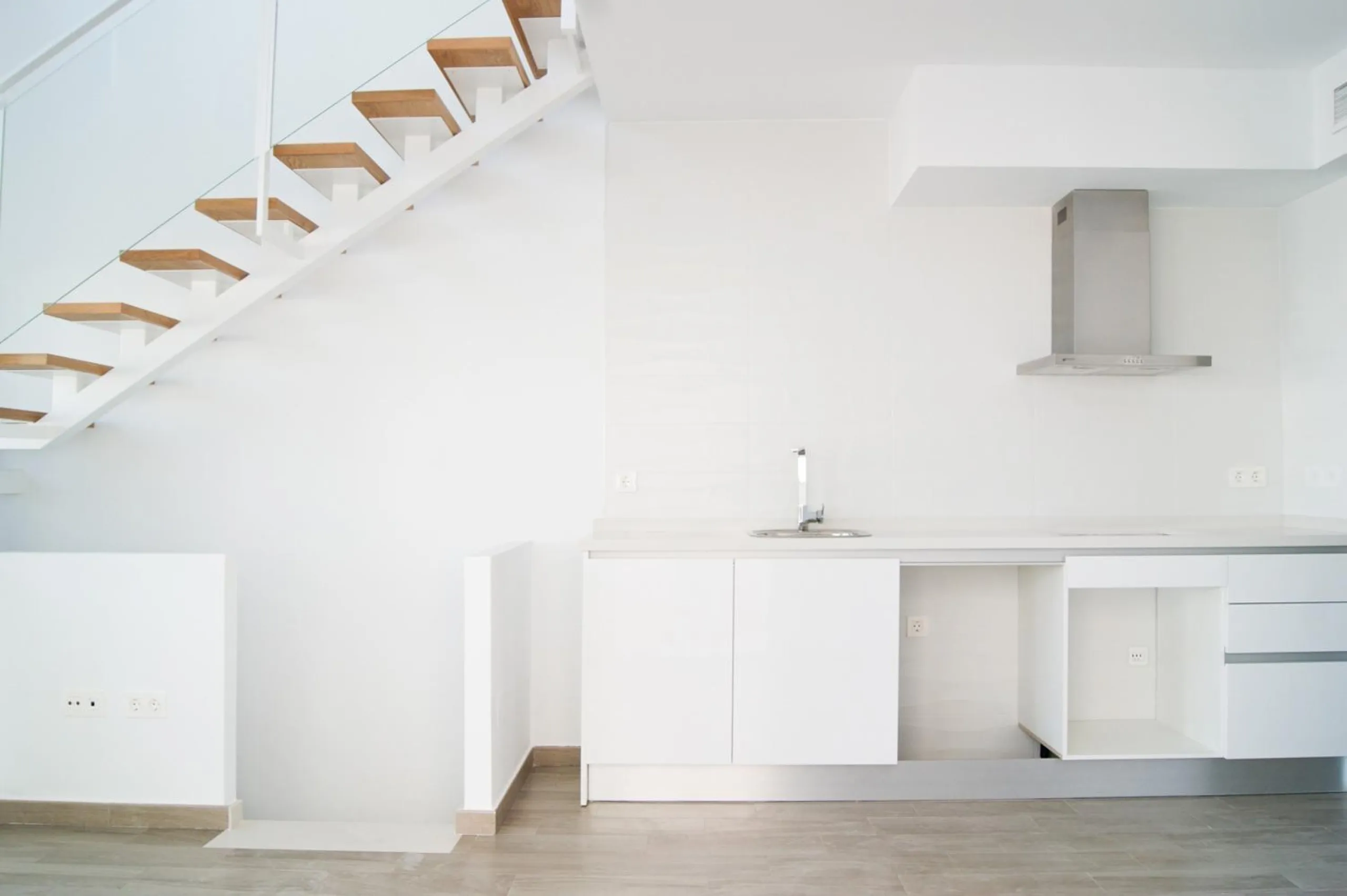 OBRA NUEVA EN GRAN ALACANT. ADOSADOS CON JARDIN Y SOLARIUR PRIVADO DE 27 M2. 2 DORM. 2 BAÑOS. PISCINA COMUNITARIA. MODELO VISION