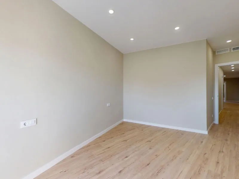 Piso alto con dos orientaciones y balcones en Sants, Barcelona
