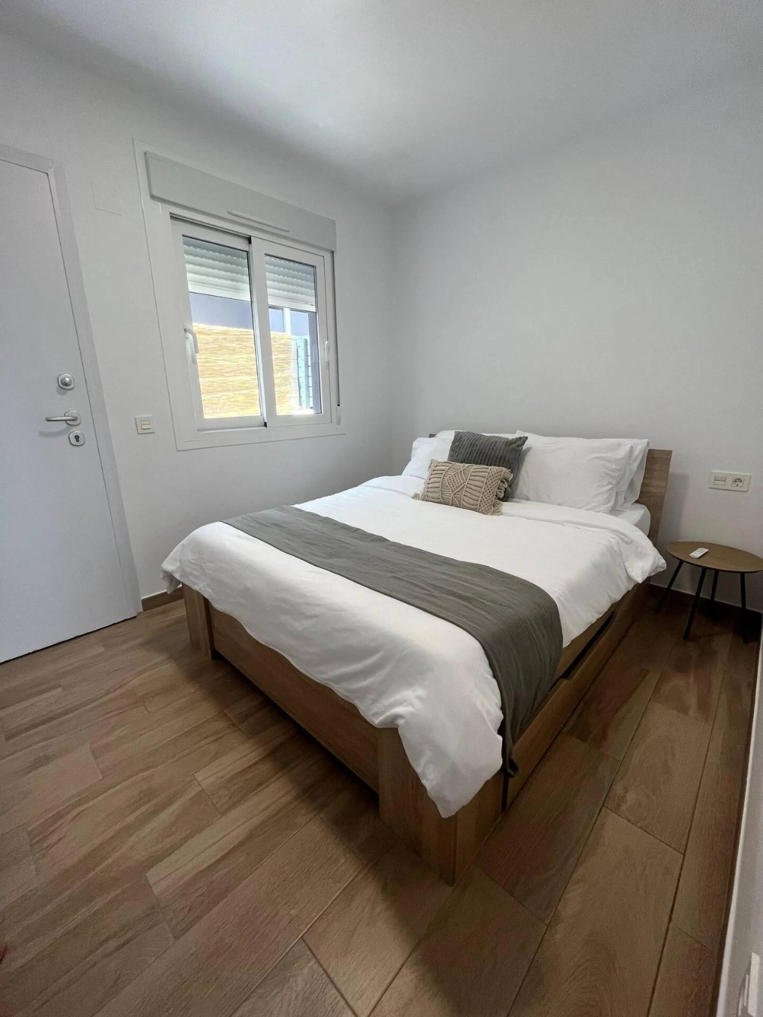 OBRA NUEVA EN GRAN ALACANT. ADOSADOS CON JARDIN Y SOLARIUR PRIVADO DE 27 M2. 2 DORM. 2 BAÑOS. PISCINA COMUNITARIA. MODELO VISION
