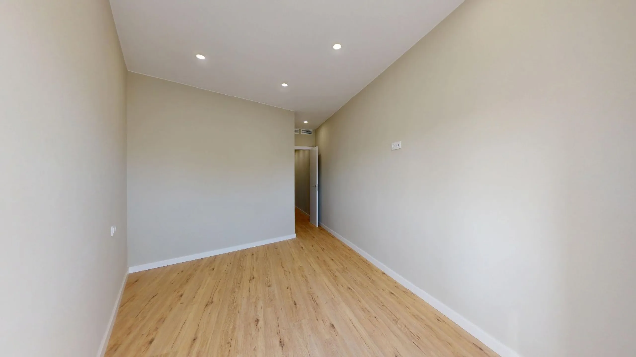 Piso alto con dos orientaciones y balcones en Sants, Barcelona