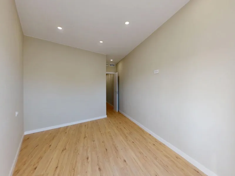 Piso alto con dos orientaciones y balcones en Sants, Barcelona