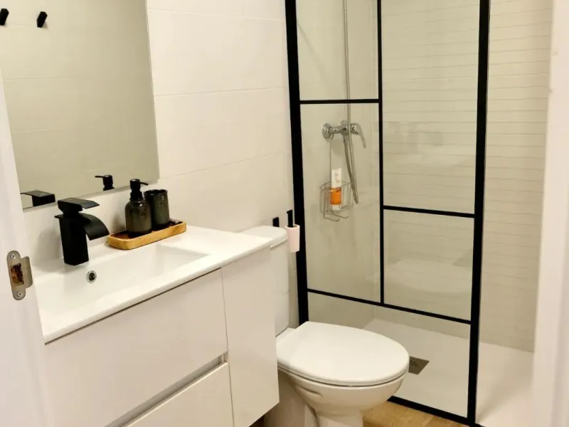 OBRA NUEVA EN GRAN ALACANT. ADOSADOS CON JARDIN Y SOLARIUR PRIVADO DE 27 M2. 2 DORM. 2 BAÑOS. PISCINA COMUNITARIA. MODELO VISION