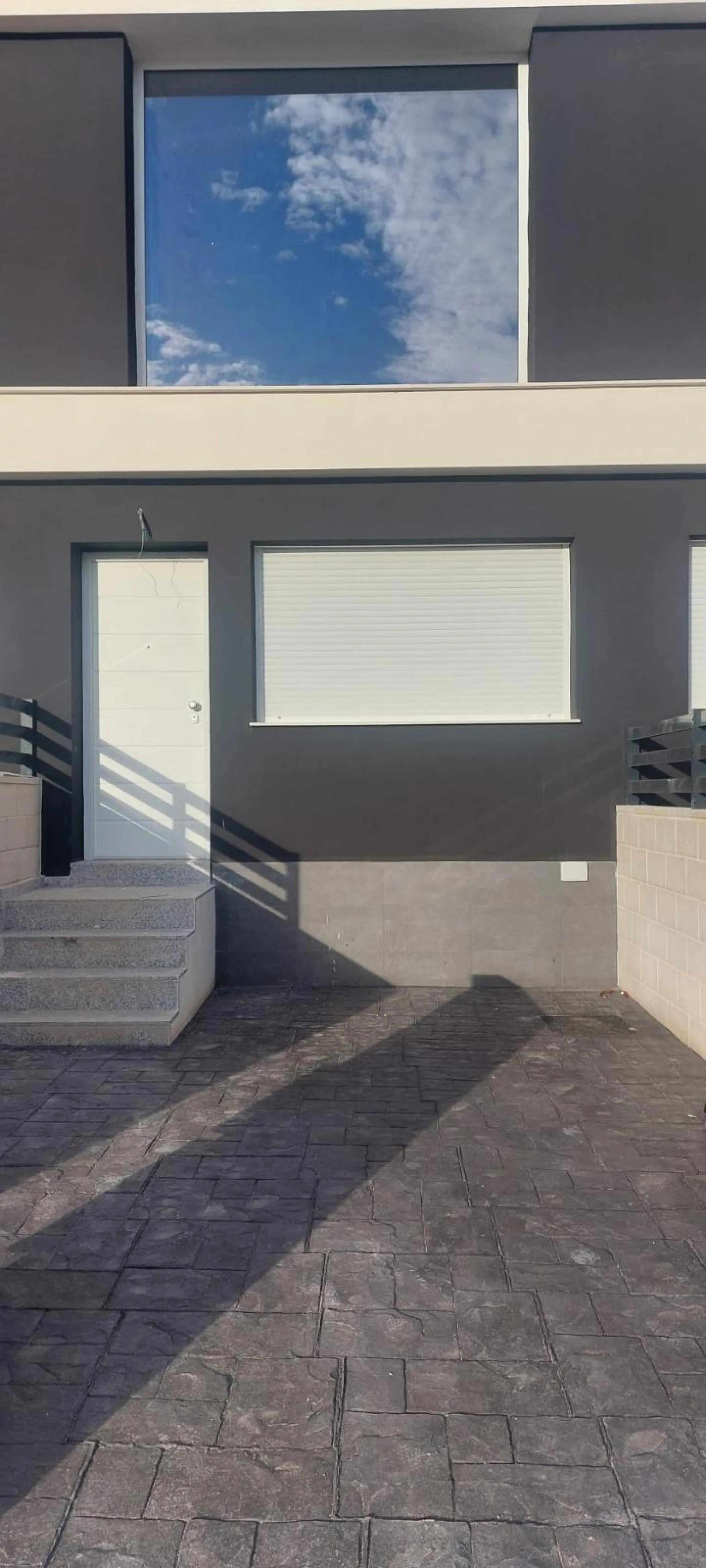OBRA NUEVA EN GRAN ALACANT. ADOSADOS CON JARDIN Y SOLARIUR PRIVADO DE 27 M2. 2 DORM. 2 BAÑOS. PISCINA COMUNITARIA. MODELO VISION