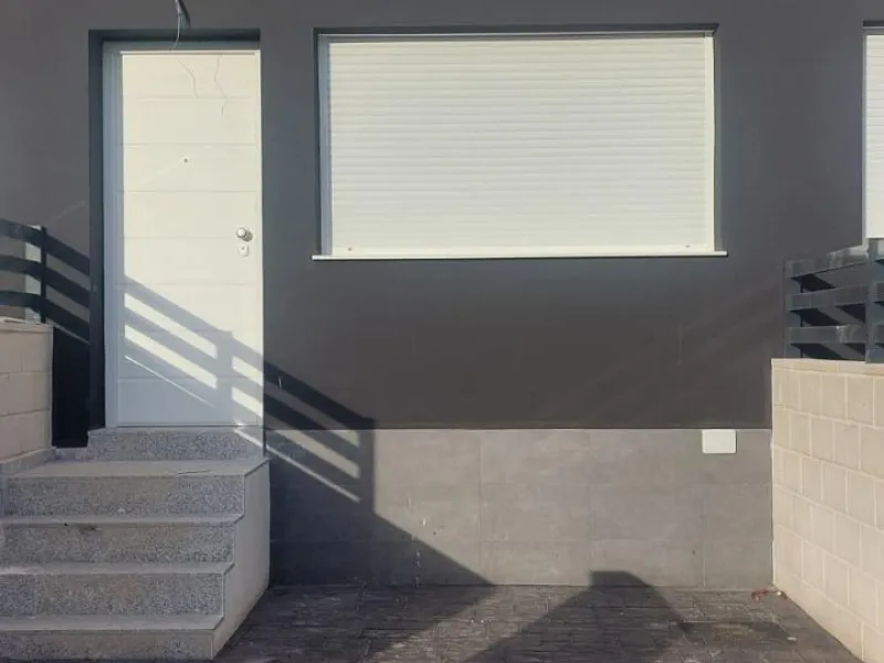 OBRA NUEVA EN GRAN ALACANT. ADOSADOS CON JARDIN Y SOLARIUR PRIVADO DE 27 M2. 2 DORM. 2 BAÑOS. PISCINA COMUNITARIA. MODELO VISION