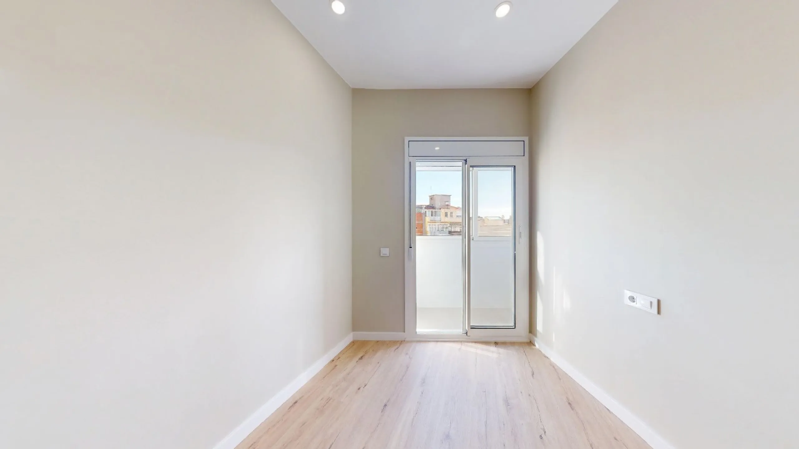 Piso alto con dos orientaciones y balcones en Sants, Barcelona