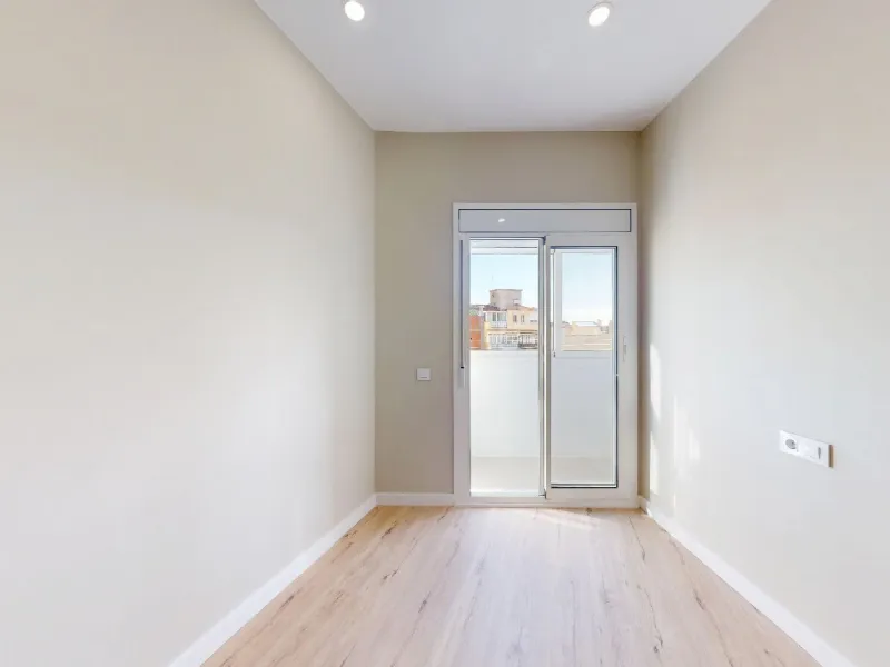 Piso alto con dos orientaciones y balcones en Sants, Barcelona