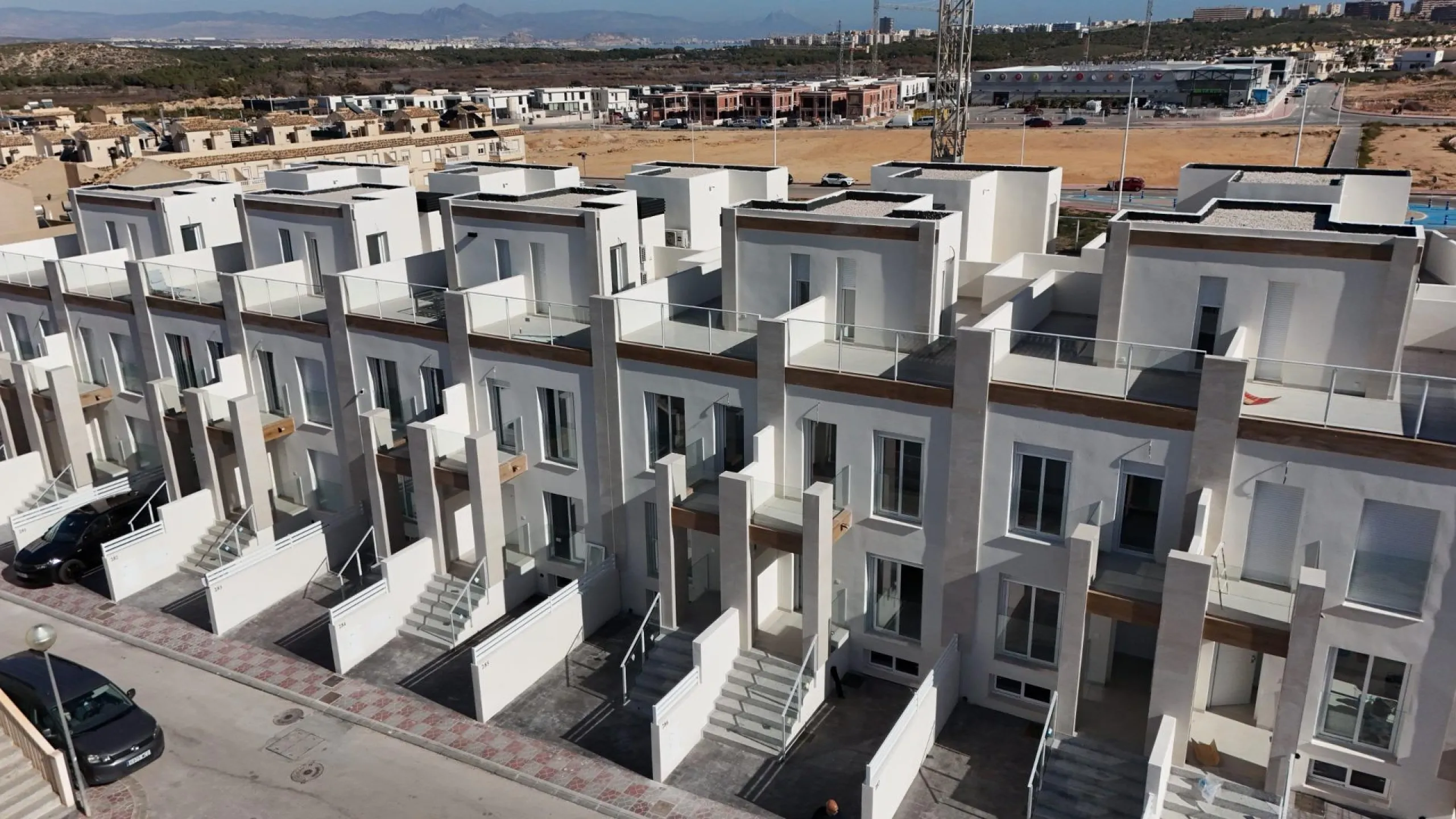 OBRA NUEVA EN GRAN ALACANT. ADOSADO DE 2 DORM. 2 BAÑOS. 118 M2. SOTANO DE 31M2. SOLARIUM 24 M2. PARCELA 16 M2 CON PARKING. MARINO
