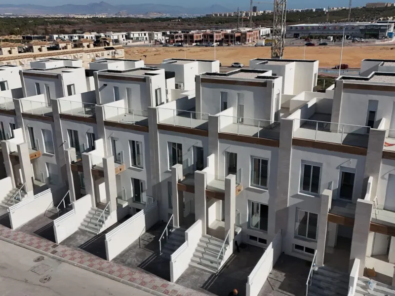 OBRA NUEVA EN GRAN ALACANT. ADOSADO DE 2 DORM. 2 BAÑOS. 118 M2. SOTANO DE 31M2. SOLARIUM 24 M2. PARCELA 16 M2 CON PARKING. MARINO