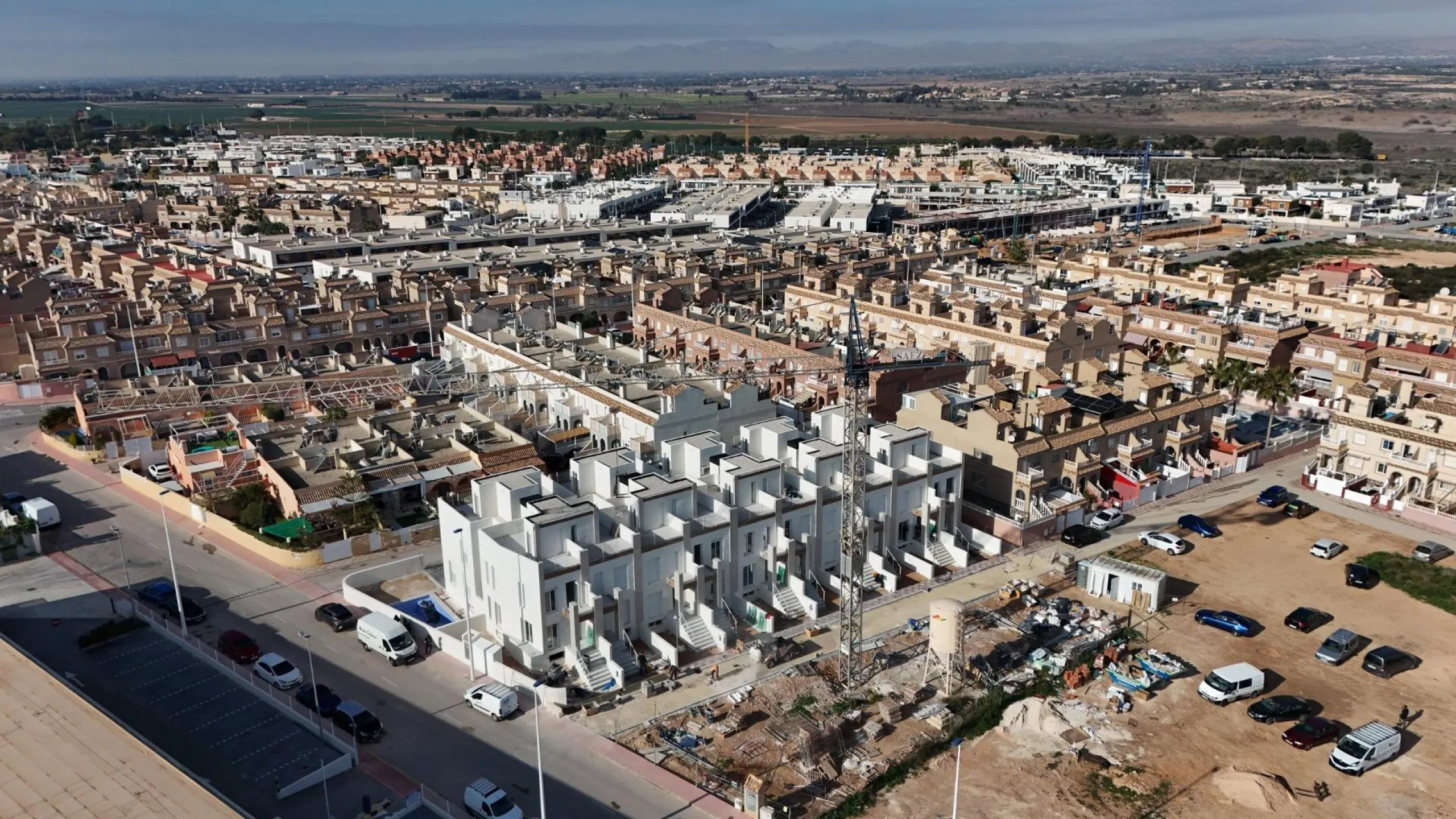OBRA NUEVA EN GRAN ALACANT. ADOSADO DE 2 DORM. 2 BAÑOS. 118 M2. SOTANO DE 31M2. SOLARIUM 24 M2. PARCELA 16 M2 CON PARKING. MARINO
