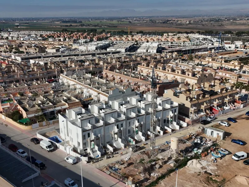OBRA NUEVA EN GRAN ALACANT. ADOSADO DE 2 DORM. 2 BAÑOS. 118 M2. SOTANO DE 31M2. SOLARIUM 24 M2. PARCELA 16 M2 CON PARKING. MARINO