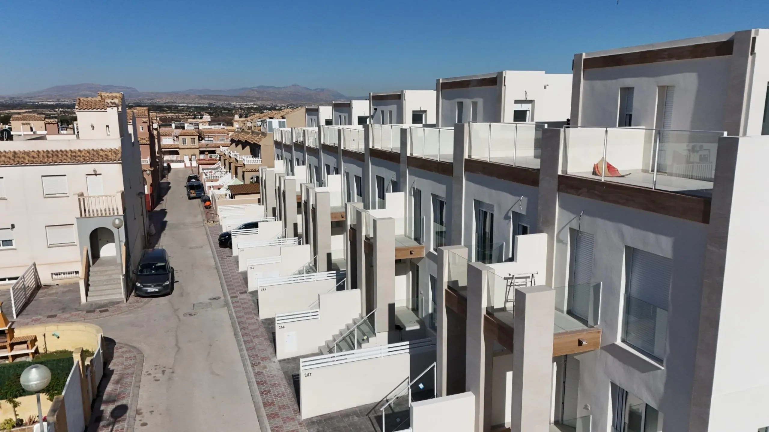 OBRA NUEVA EN GRAN ALACANT. ADOSADO DE 2 DORM. 2 BAÑOS. 118 M2. SOTANO DE 31M2. SOLARIUM 24 M2. PARCELA 16 M2 CON PARKING. MARINO