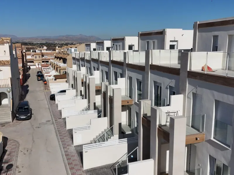 OBRA NUEVA EN GRAN ALACANT. ADOSADO DE 2 DORM. 2 BAÑOS. 118 M2. SOTANO DE 31M2. SOLARIUM 24 M2. PARCELA 16 M2 CON PARKING. MARINO