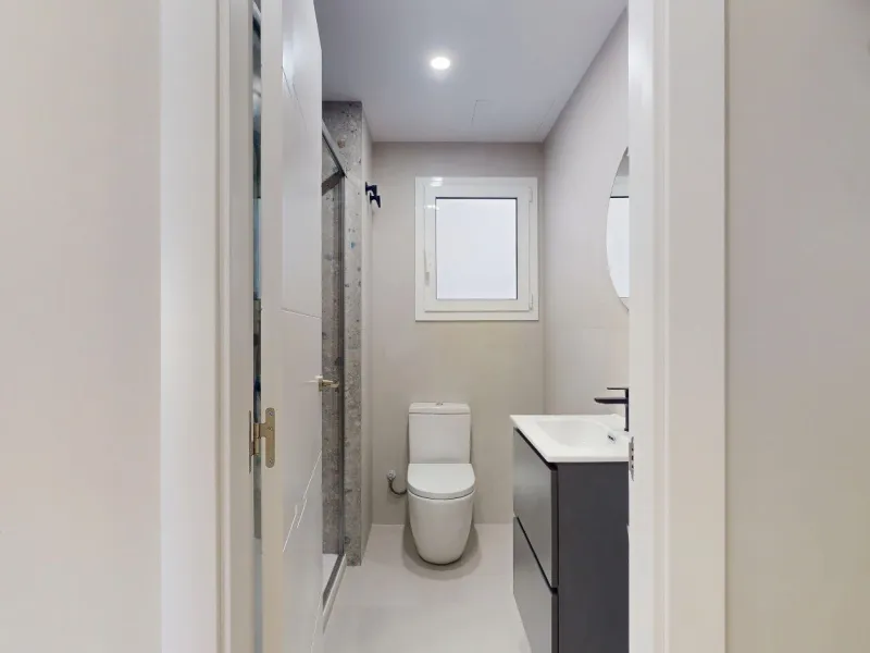 Piso alto con dos orientaciones y balcones en Sants, Barcelona