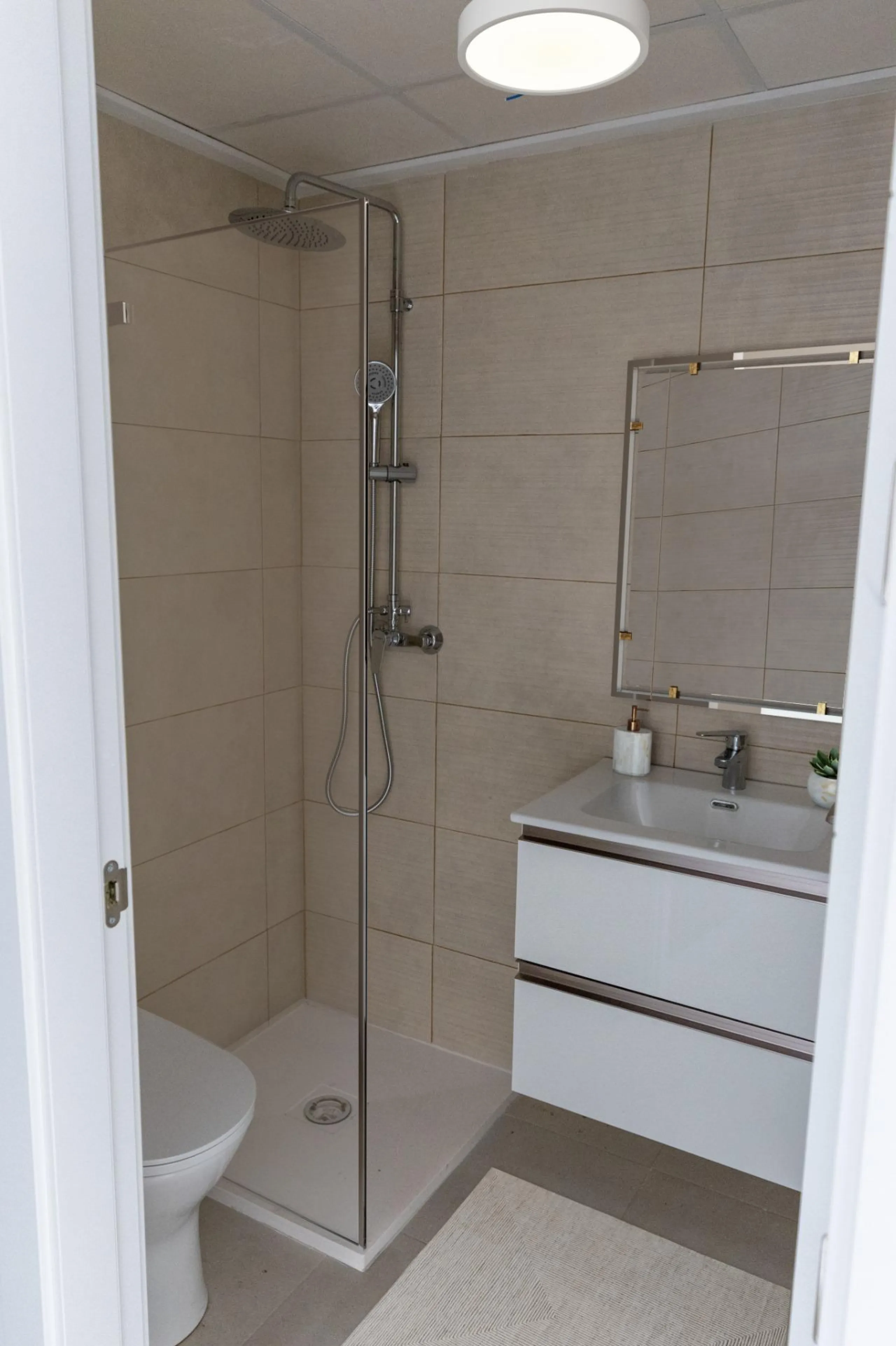 OBRA NUEVA EN GRAN ALACANT. ADOSADO DE 2 DORM. 2 BAÑOS. 118 M2. SOTANO DE 31M2. SOLARIUM 24 M2. PARCELA 16 M2 CON PARKING. MARINO