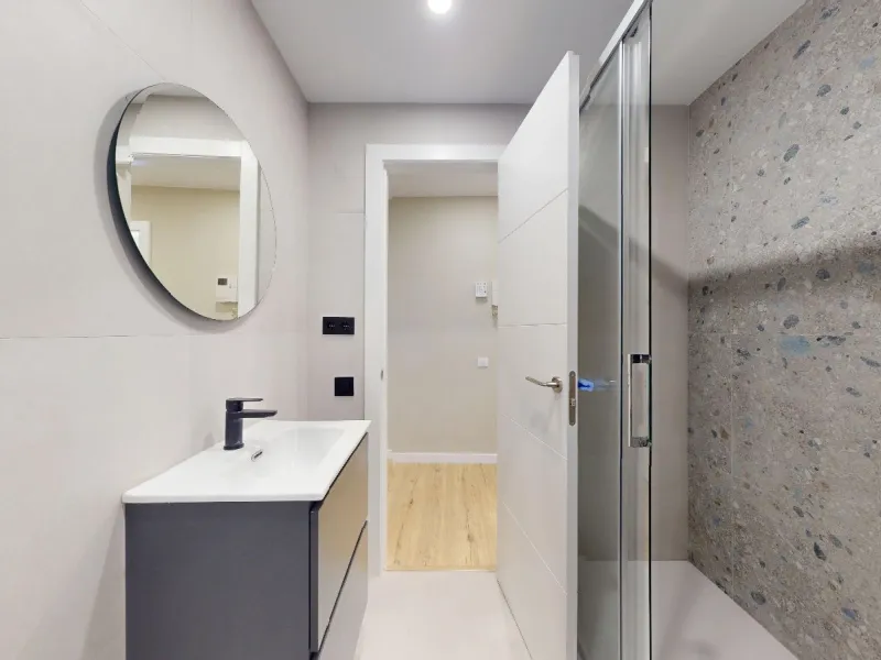 Piso alto con dos orientaciones y balcones en Sants, Barcelona