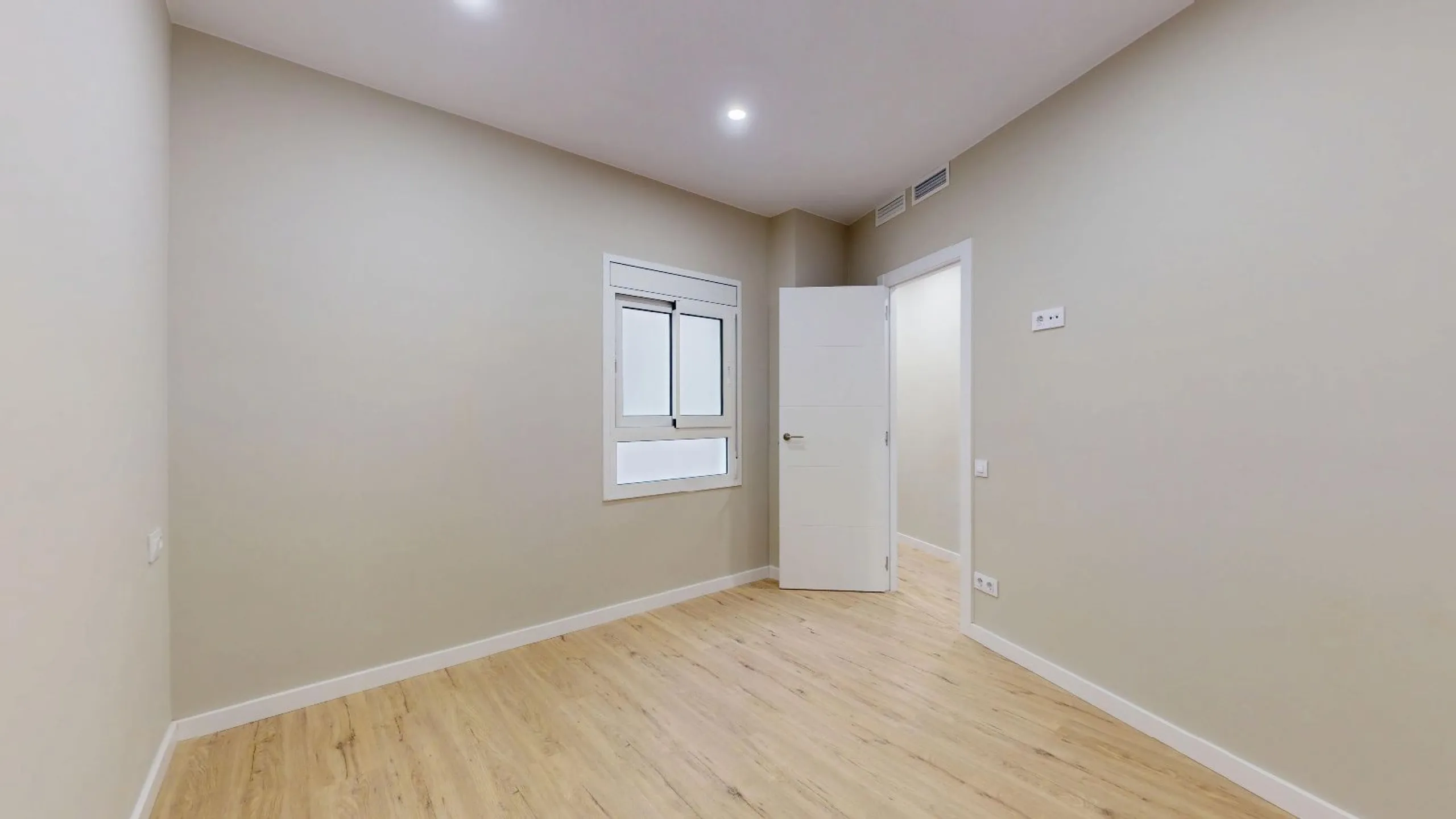 Piso alto con dos orientaciones y balcones en Sants, Barcelona