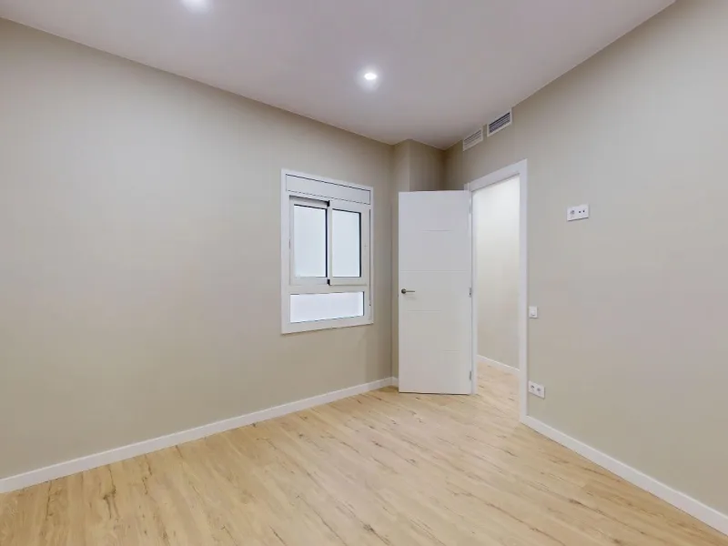 Piso alto con dos orientaciones y balcones en Sants, Barcelona