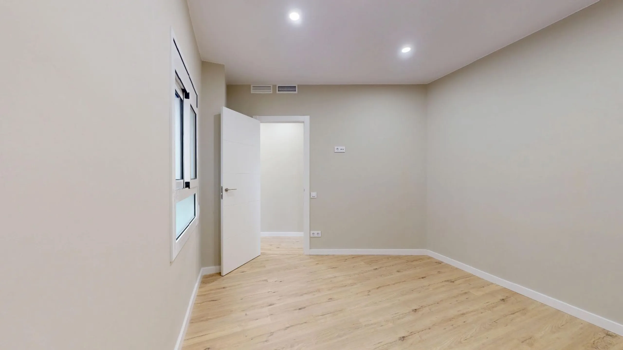 Piso alto con dos orientaciones y balcones en Sants, Barcelona
