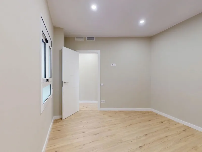 Piso alto con dos orientaciones y balcones en Sants, Barcelona