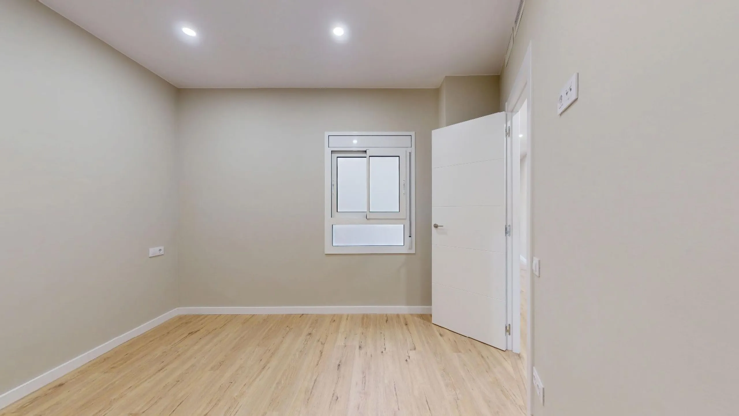Piso alto con dos orientaciones y balcones en Sants, Barcelona