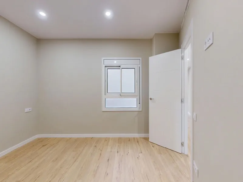 Piso alto con dos orientaciones y balcones en Sants, Barcelona