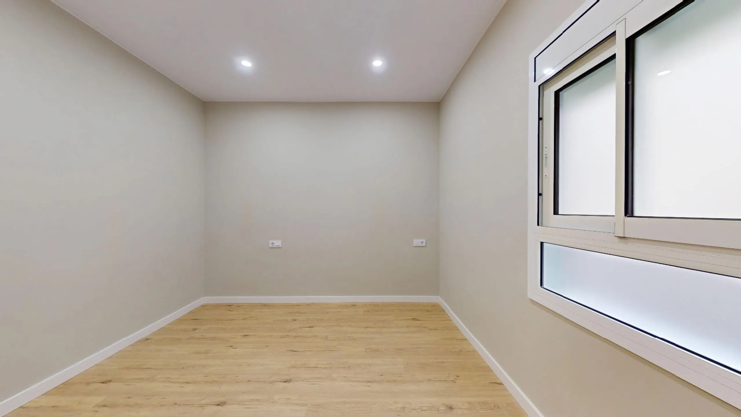 Piso alto con dos orientaciones y balcones en Sants, Barcelona