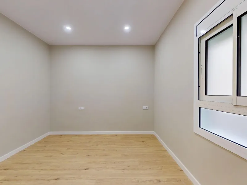 Piso alto con dos orientaciones y balcones en Sants, Barcelona