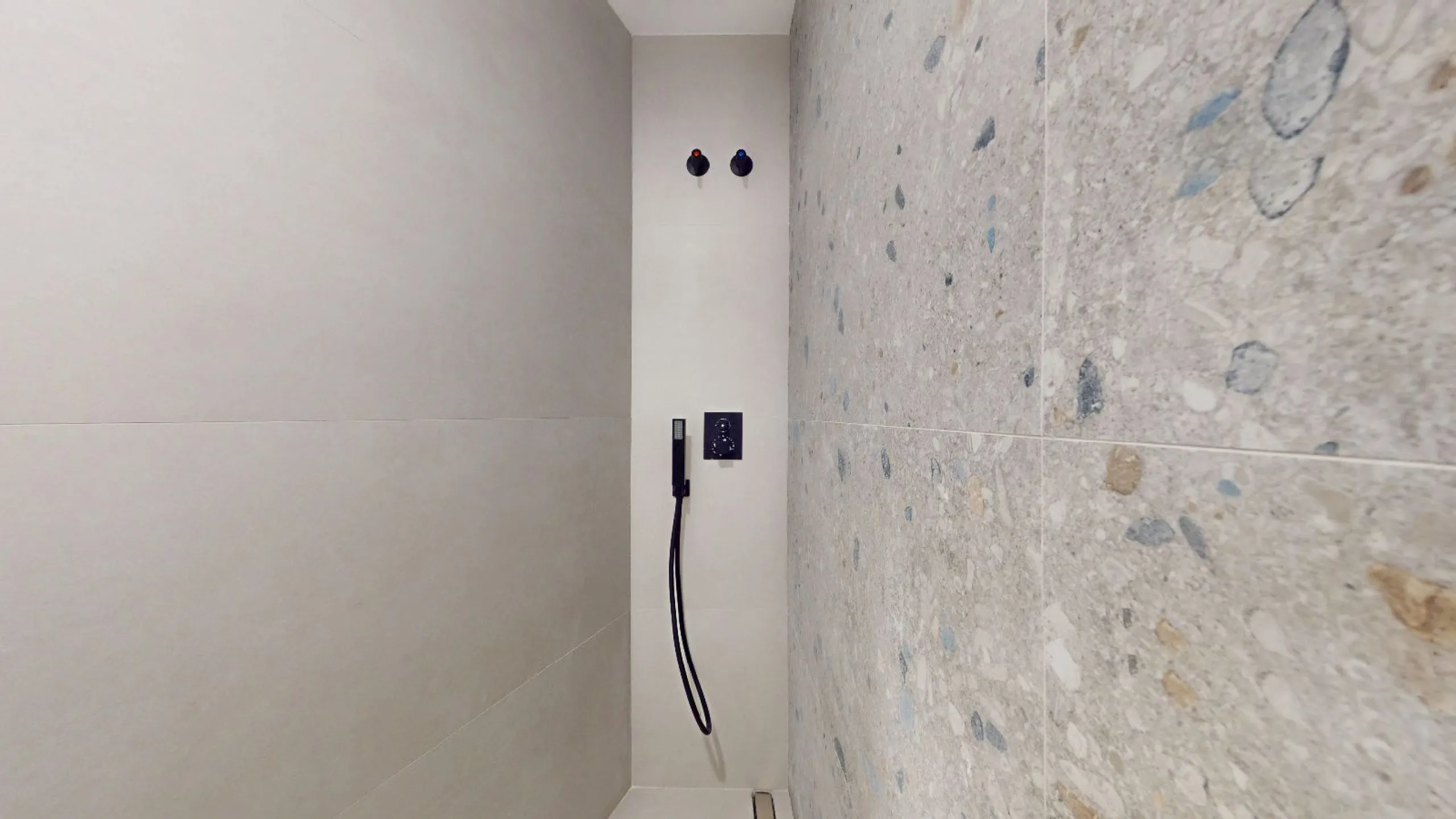 Piso alto con dos orientaciones y balcones en Sants, Barcelona