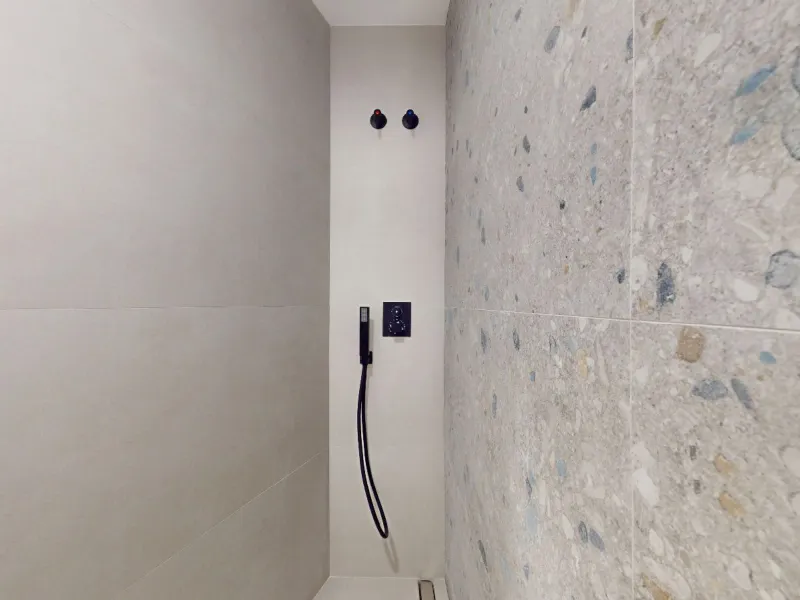 Piso alto con dos orientaciones y balcones en Sants, Barcelona