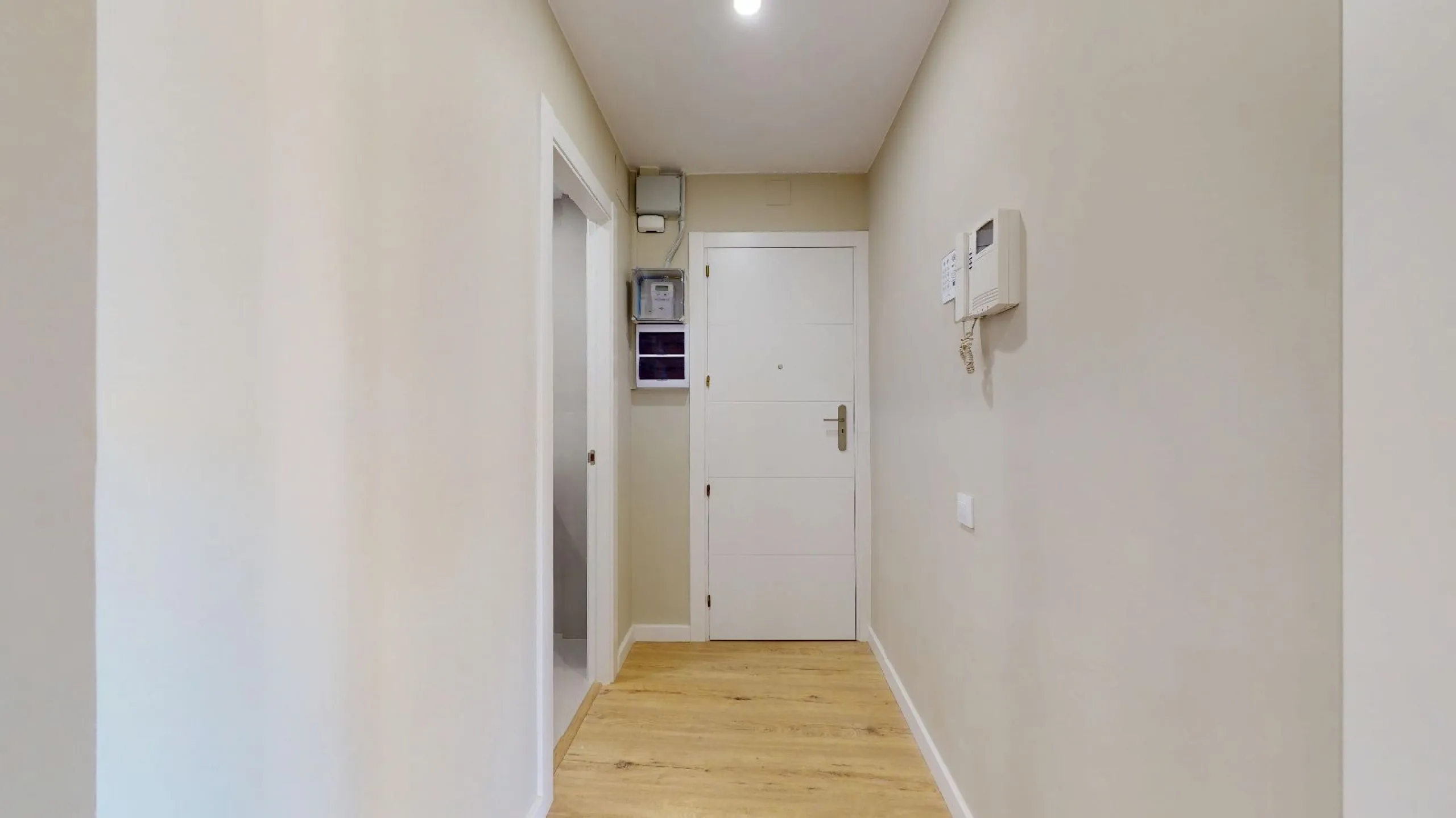 Piso alto con dos orientaciones y balcones en Sants, Barcelona