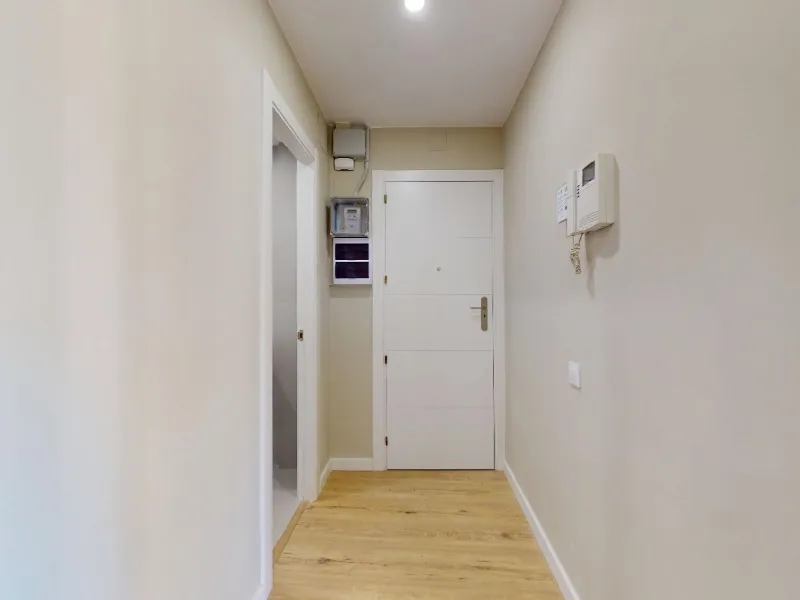 Piso alto con dos orientaciones y balcones en Sants, Barcelona