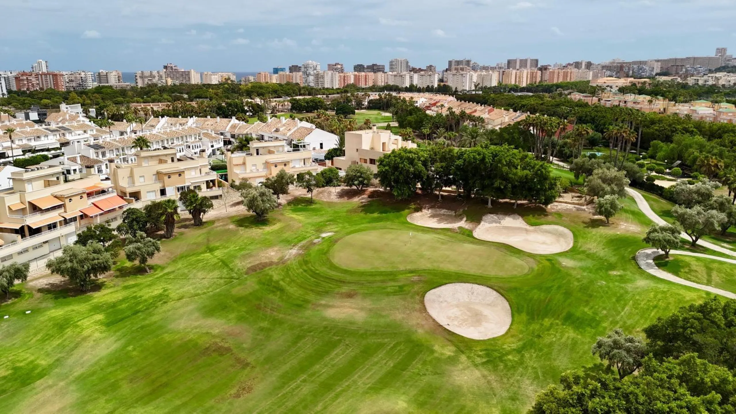 Exclusivo Adosado en Primera Línea de Golf de la Playa de San Juan con vistas espectaculares