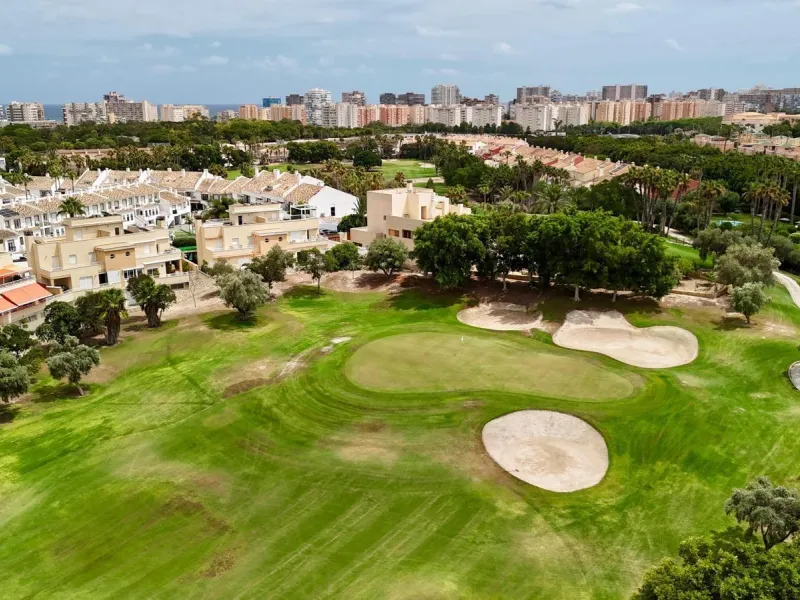 Exclusivo Adosado en Primera Línea de Golf de la Playa de San Juan con vistas espectaculares