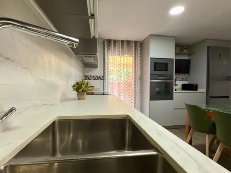 Exclusivo Adosado en Primera Línea de Golf de la Playa de San Juan con vistas espectaculares