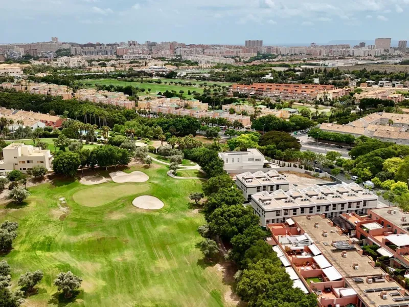 Exclusivo Adosado en Primera Línea de Golf de la Playa de San Juan con vistas espectaculares