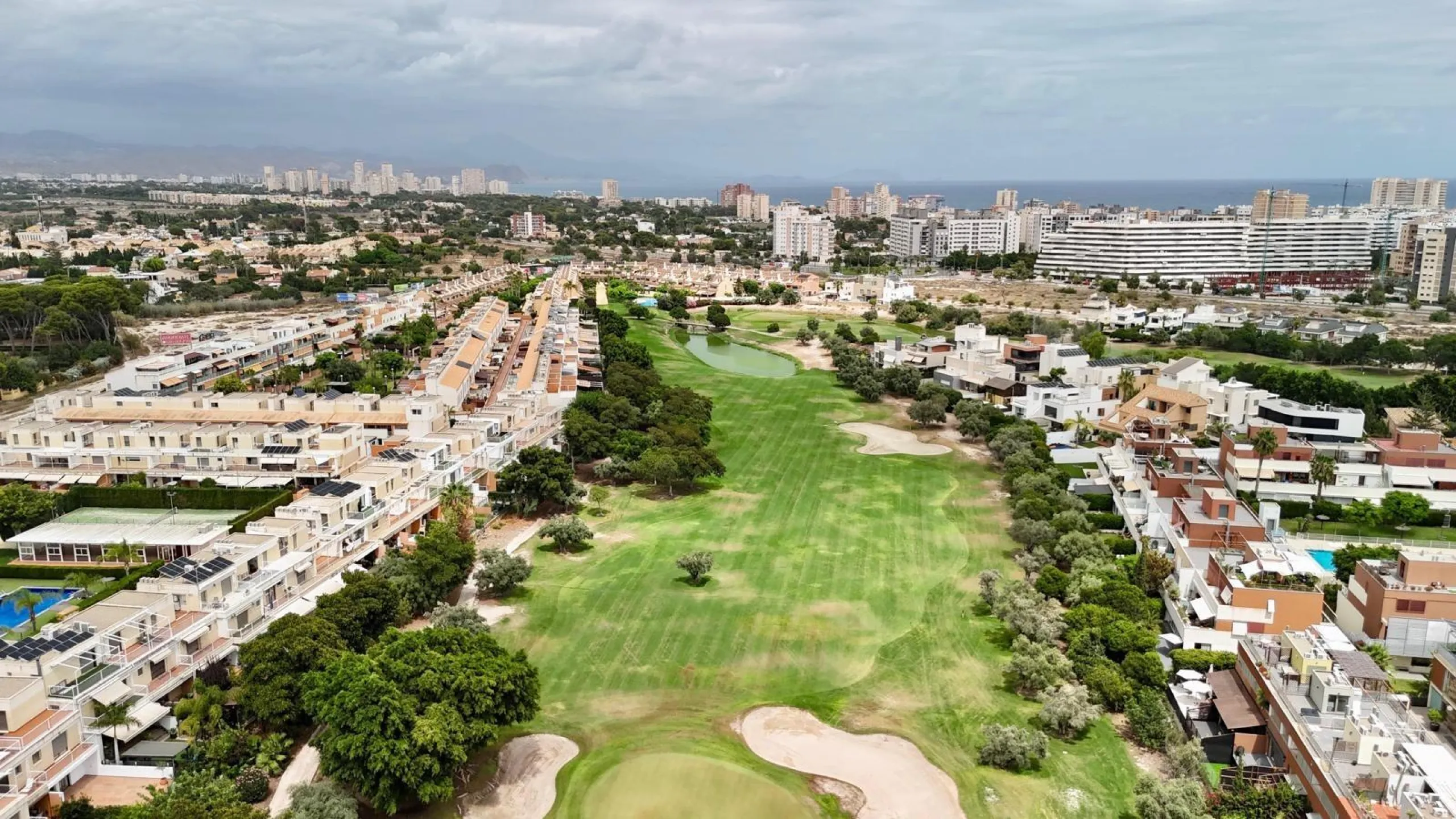Exclusivo Adosado en Primera Línea de Golf de la Playa de San Juan con vistas espectaculares