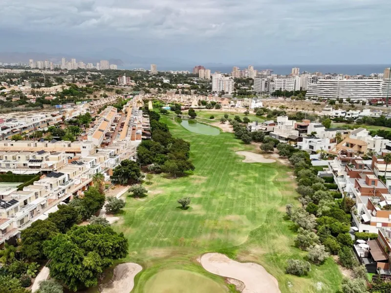 Exclusivo Adosado en Primera Línea de Golf de la Playa de San Juan con vistas espectaculares