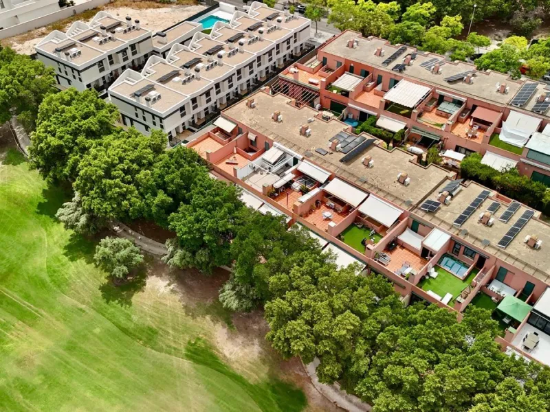 Exclusivo Adosado en Primera Línea de Golf de la Playa de San Juan con vistas espectaculares
