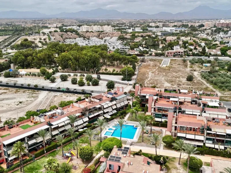 Exclusivo Adosado en Primera Línea de Golf de la Playa de San Juan con vistas espectaculares