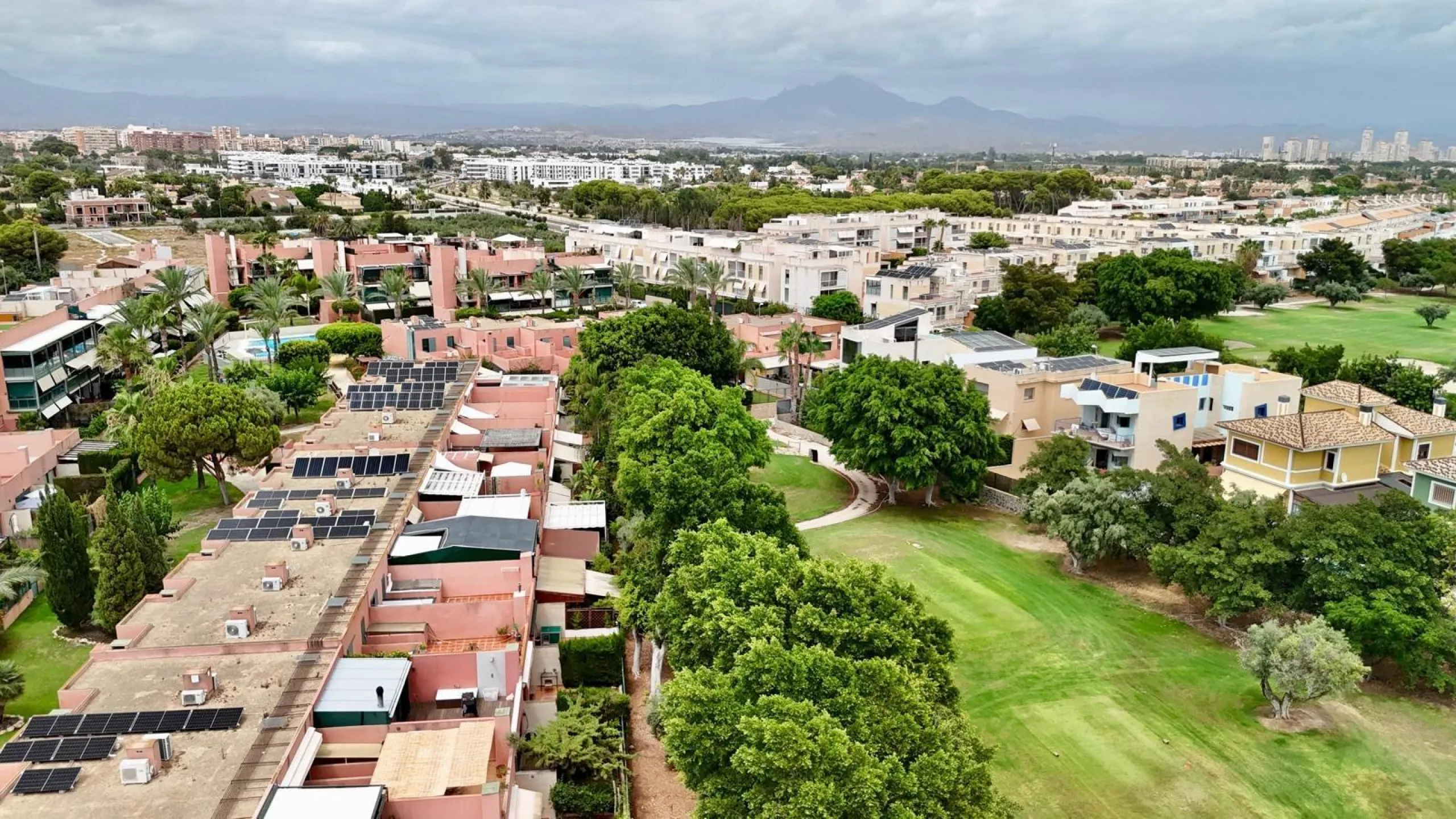 Exclusivo Adosado en Primera Línea de Golf de la Playa de San Juan con vistas espectaculares